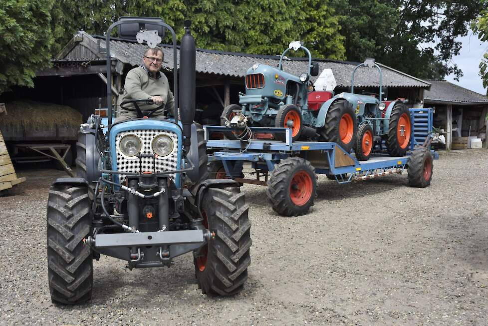 Zo verhuist Pieter ieder laatste weekend van juli de trekkers vanuit zijn museum naar het terrein van het jaarlijkse oldtimerfestival van de HMT in Panningen. Vanuit Helden is dat met de trekker maar amper een kwartier rijden.