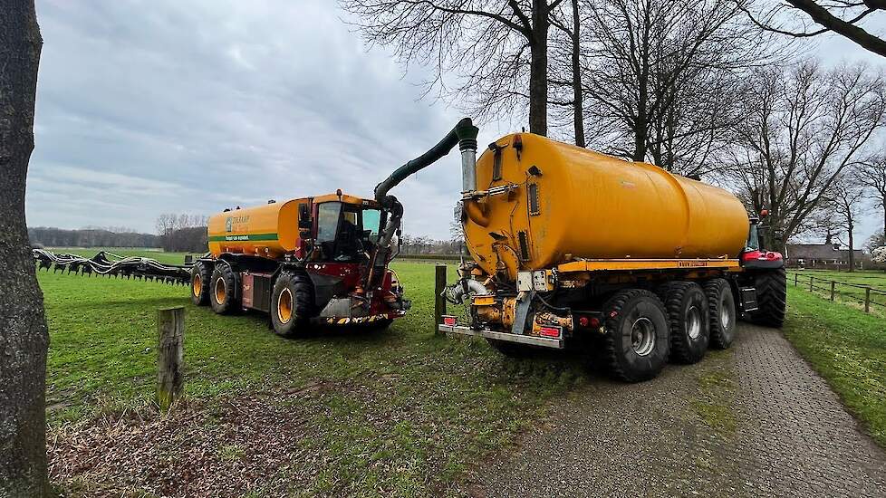 Mestseizoen 2024 Vredo VT 3936 van Tolkamp Agri Service aan het grasland bemesten