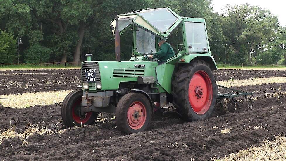 Fendt Farmer 105S Turbomatik aan het cultiveren