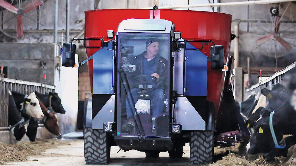 Jan Hulter draait wat extra voer voor zijn koeien met de Siloking eTruck.