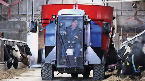 Jan Hulter draait wat extra voer voor zijn koeien met de Siloking eTruck.