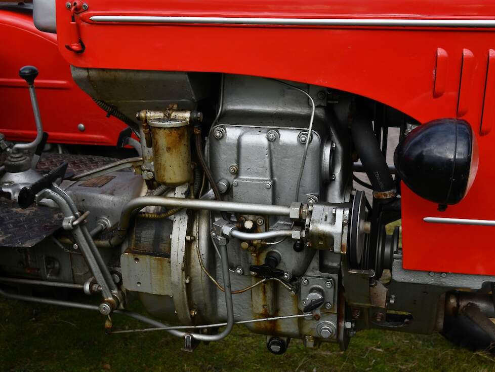 De Schlüter wordt aangedreven door een 1-cilindermotor die volgens het typeplaatje een vermogen heeft van 20 pk.