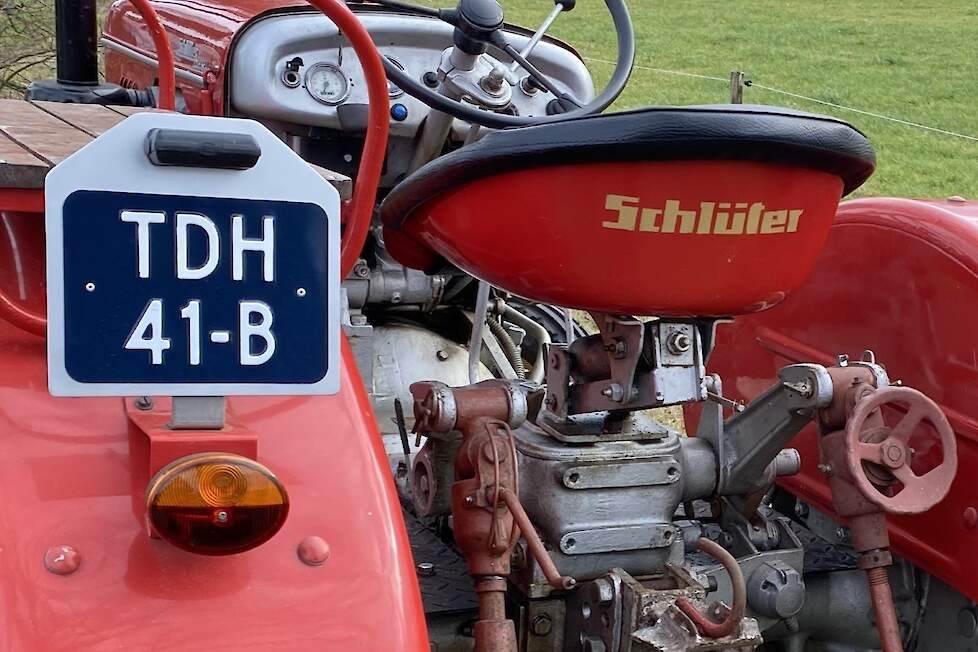 Uiteraard is de trekker voorzien van een kentekenplaat. Het formaat is hetzelfde als de kentekenplaten op motorfietsen. De kentekenplaat is verlicht en daarmee won Bauke nog een prijs van de fabrikant van het lampje, te weten Hella.