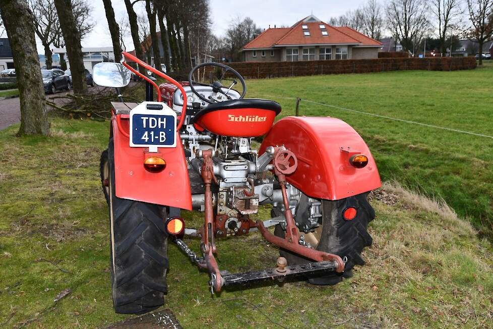 Voor een Duitse trekker uit 1960 was het al best bijzonder dat er een hefinrichting op zat.