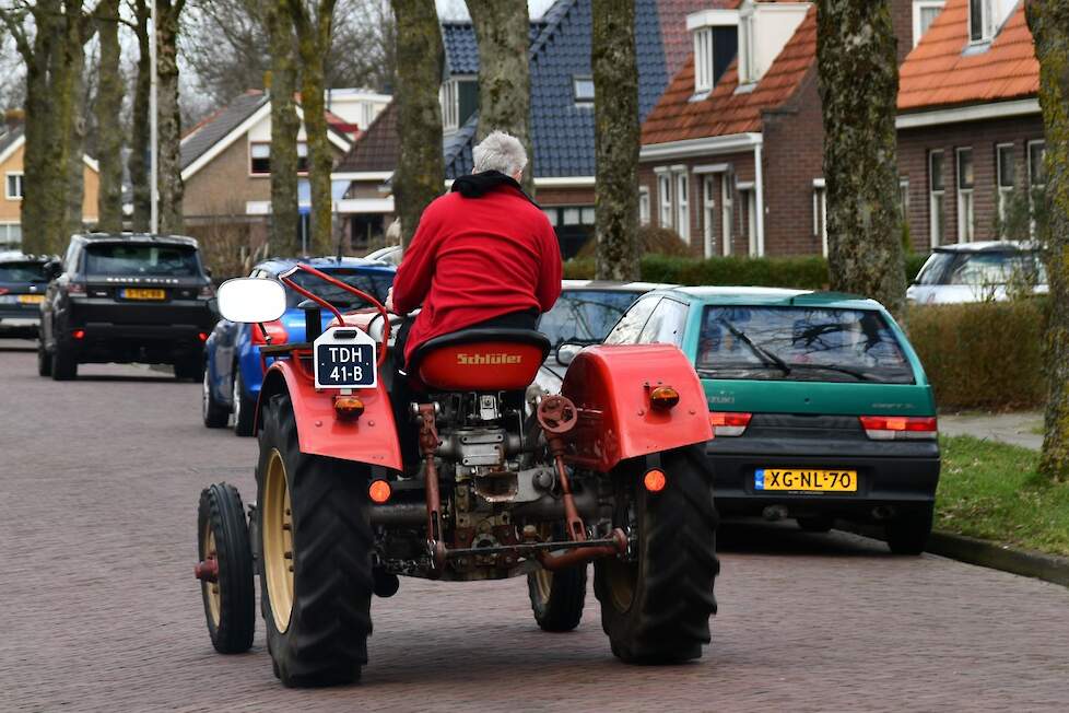 Na de fotosessie rijdt Bauke de trekker weer naar huis.