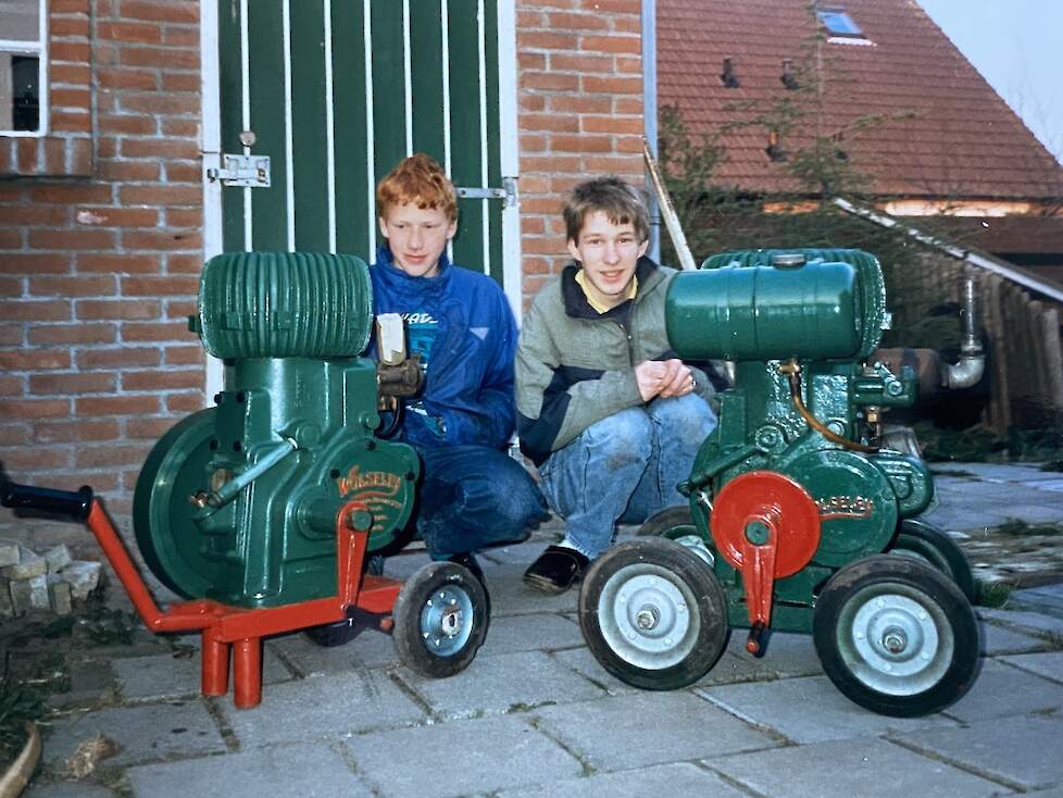 Een foto uit het familiealbum waarop Bauke (rechts) als knaap van vijftien samen met een buurjongetje poseert bij zijn stationaire Wolseley motoren.