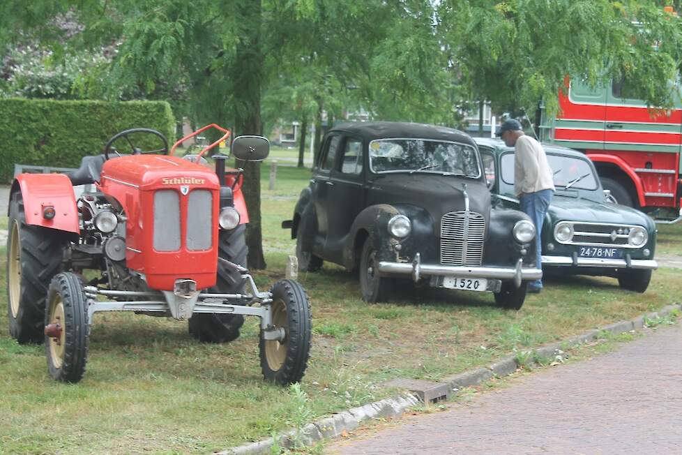 Bauke organiseert elk jaar een oldtimershow in zijn woonplaats Sint Nicolaasga. Dit zijn zijn eigen oldtimers: links de Schlüter uit 1960, in het midden de Austin A40 Devon uit 1950 en rechts de Renault 4 uit 1970.
