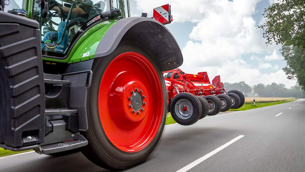 In vergelijking met gebruikelijke systemen is geen dissel en het niet hoeven omsteken van steunwielen meer nodig.