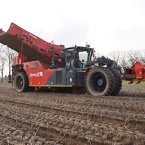 Het rooien gaat redelijk, al zijn de laagst gelegen hoeken en kopakkers voorlopig te nat: die worden overgeslagen. De rooisnelheid ligt zo rond 3 &aacute; 4 km/uur.