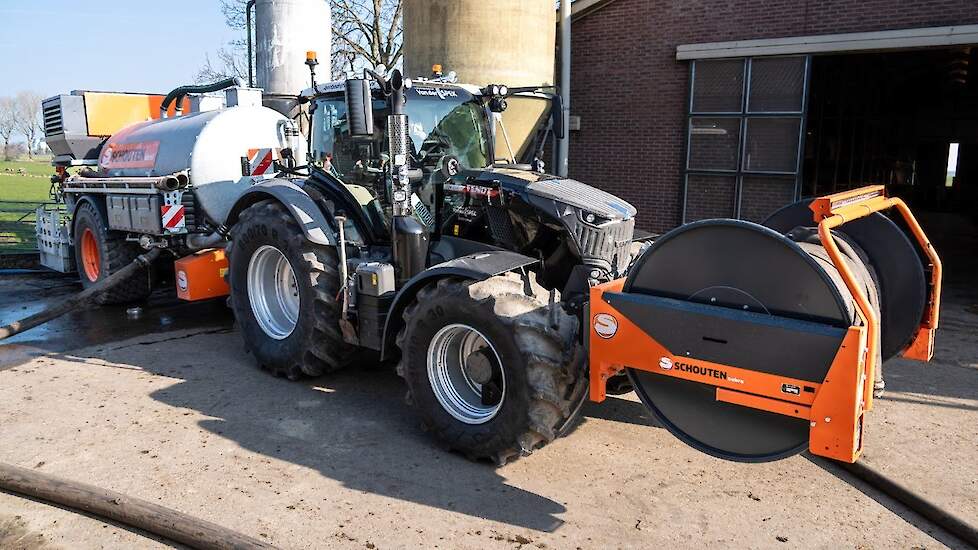 Zwarte Fendt 724 voor de Schouten Ideal PW121-pompwagen