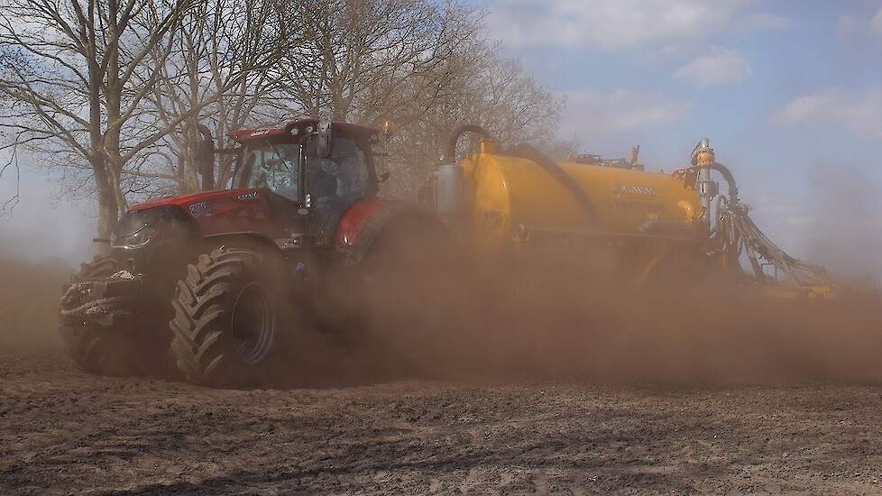 Case-IH Optum CVX 270 met Veenhuis 14 kuub tank en Veenhuis bouwland bemester