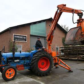 Frans van Ham op zijn Fordson Major met Atlaskraan. De trekker is van 1954, de kraan van 1969.