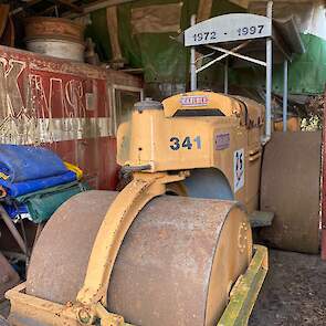 Deze wals kreeg Frans cadeau bij zijn afscheid als machinist bij wegenbouwbedrijf Breda dat later is overgenomen door de BAM. Daarvoor stond hij jarenlang voor het kantoor van Breda Wegenbouw in Teteringen.