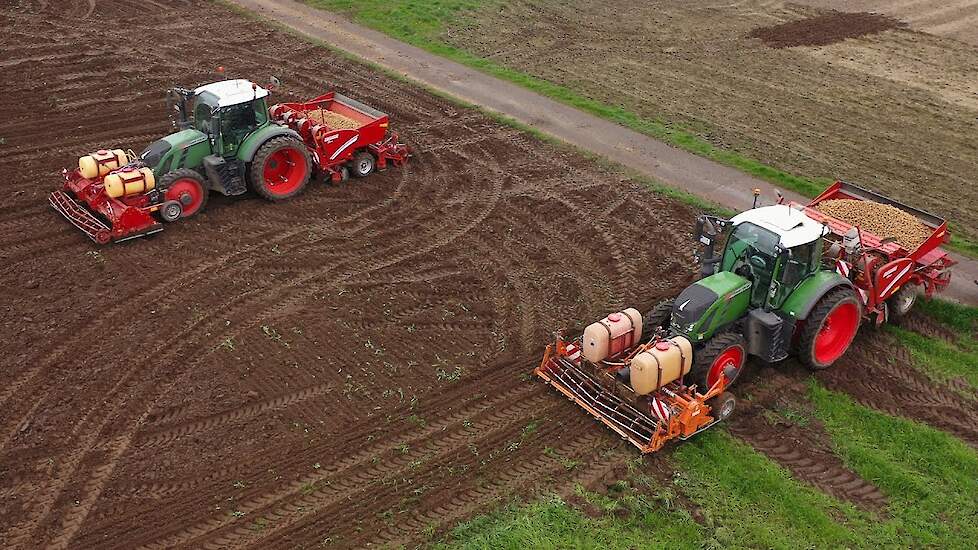 Twee Grimme pootcombinaties met gitterrollen aan het aardappelen poten