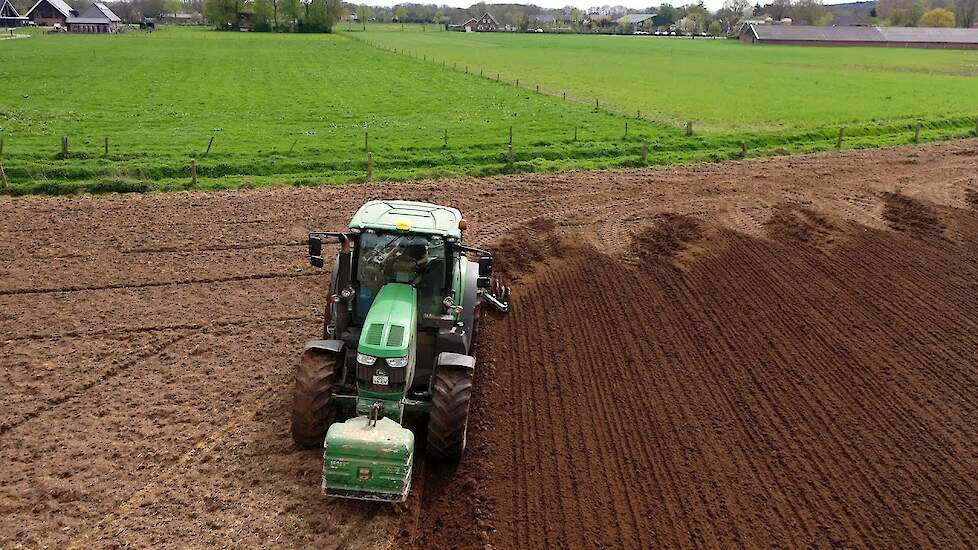 Ploegen met vijfschaar Lemken met strokenrister en John Deere