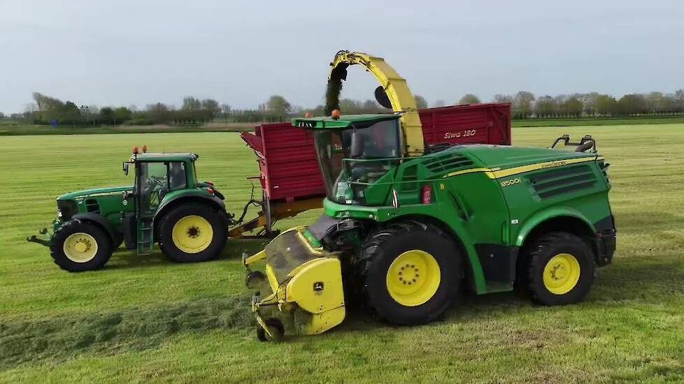 Loonbedrijf J de Heus uit Langbroek aan het gras hakselen in t’Goy