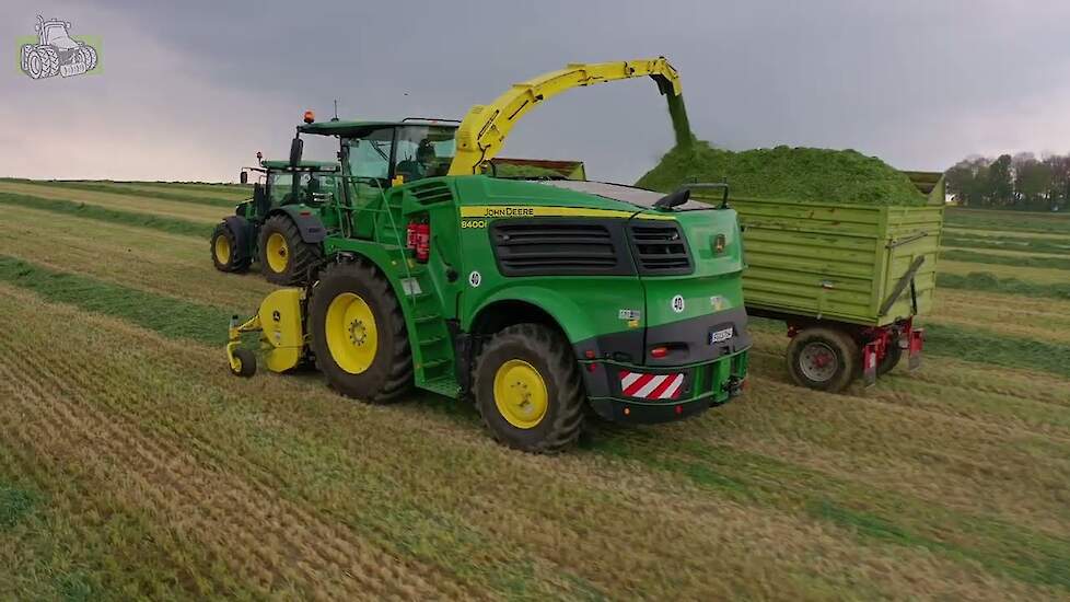 Grunn rogge gehele plant silage hakselen met John Deer 8400I