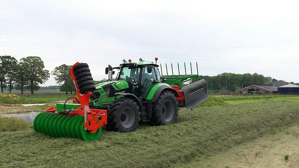 Holaras Stego en Viking met  Deutz Fahr 7250 TTV Warrior 15 ton op de kuil