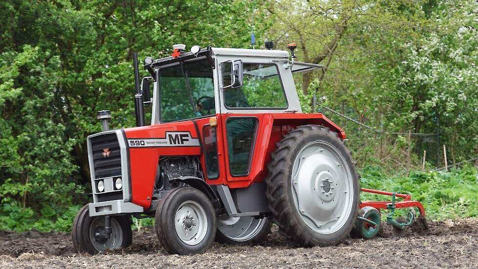 Massey Ferguson 590 ploegen met Kverneland youngtimer  Trekkerweb