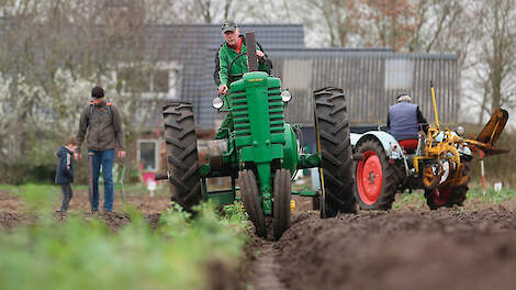 De tegen elkaar staande voorwielen van de John Deere A van Gerrit Vrieling passen maar net aan in de voor bij het afploegen. Achter de trekker hangt een John Deere ploeg.