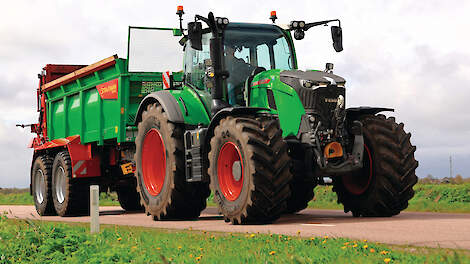 Op het eiland Texel draait de Fendt Vario 720 Gen 7 van Loonbedrijf Smit zijn uren, met een eveneens nieuwe Strautmann strooier. De Isobus bediening daarvan matcht perfect met Fendt One.