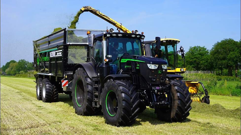 2024 | New Holland FX40 + John Deere 6R 250 + Valtra | Gras hakselen | Nap Ede | Geurtsen Ederveen