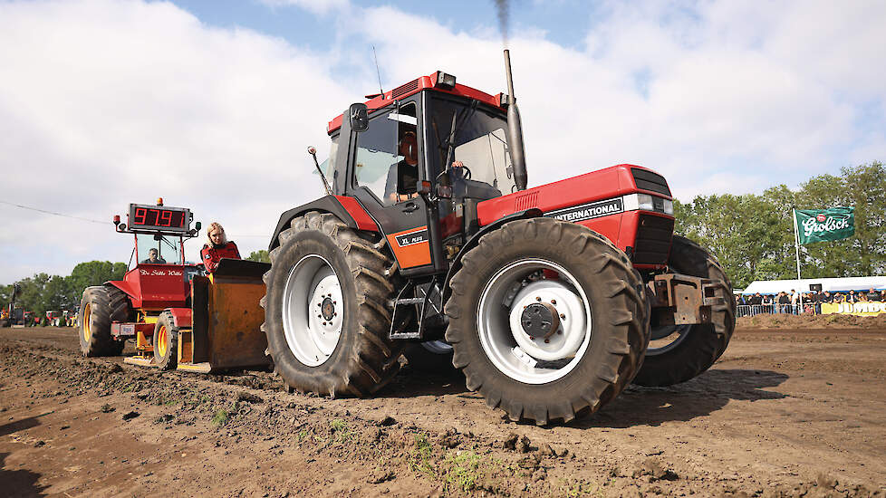 Theo Sikkens uit Westdorp zoekt met zijn Case IH 845 XL Plus het randje op in de 4,5 ton standaard. Het ontbreken van een kalklijn geeft hem wel wat ruimte. Theo werd tweede.