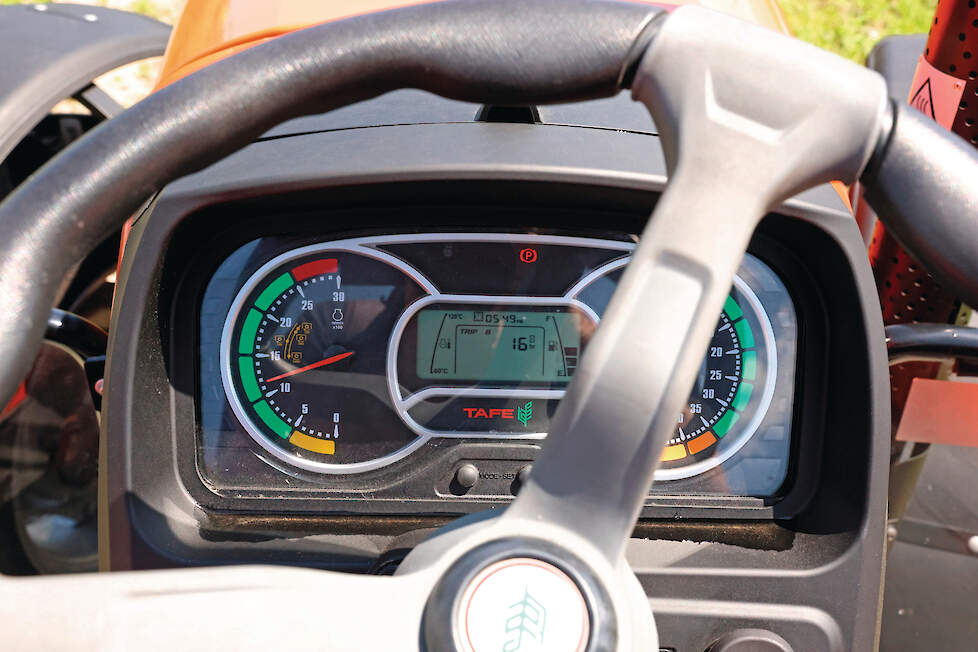Het dashboard heeft een analoge weergave van toerental en snelheid. Daar tussenin zit wel een eenvoudige boordcomputer die enkele belangrijke gegevens toont.