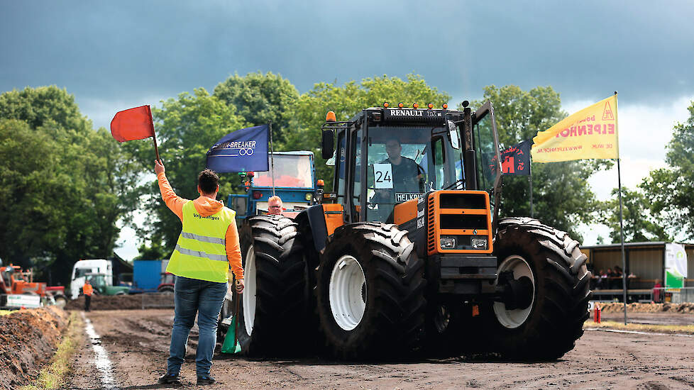 ’s Morgens zon,’s middags veel regen. Het leidde uiteindelijk tot de rode vlag. Niet alleen voor Martijn Borger met de Renault TX 145-14, maar ook voor de wedstrijd.