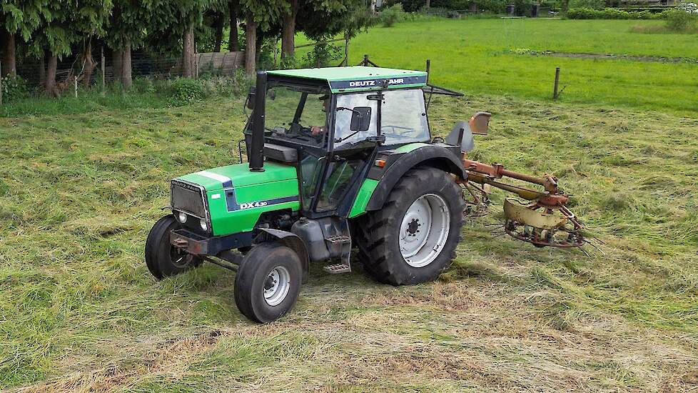 Tedding Grass | Deutz-Fahr DX 4.30 | Speuld | 2024