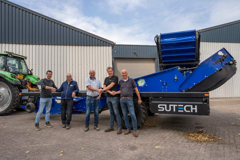 V.l.n.r.: Wouter Schoot Uiterkamp (SU-Tech), Ad Hanse, Henry Hanse, Bart van Engelen (Bart Agro Mechanisatie) en Johan Hanse bij overhandiging van machine #100.