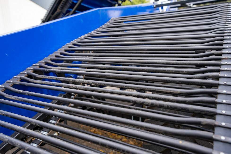 Op verzoek van de klant werd de machine van matten met berubberde, verdiepte spijlen voorzien.