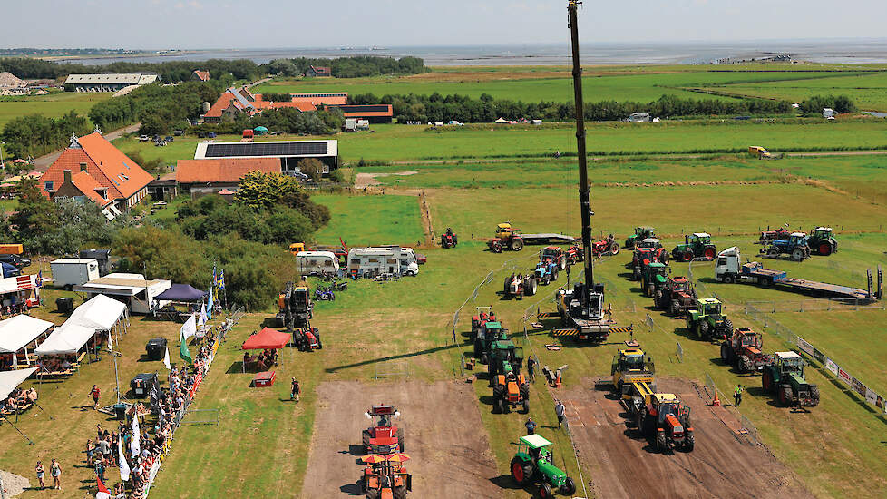 Met dank aan de firma Beekema een mooi zicht van boven op de beide banen in Ameland, met op de achtergrond de Waddenzee.