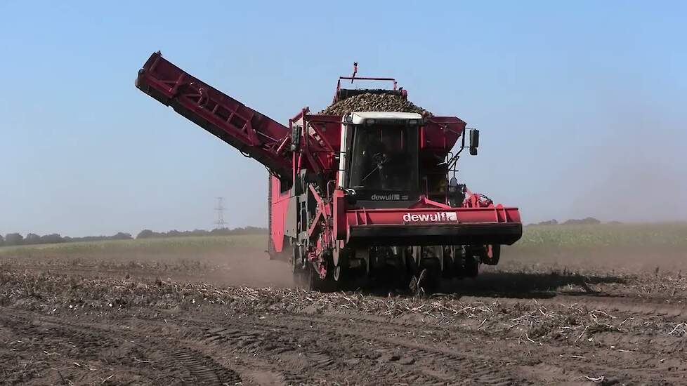 AARDAPPELS ROOIEN EN OVERLADEN DEWULF KWATERO NEW HOLLAND T7 290 DEZEURE MULTITRANSMAX TURBO CLEANER