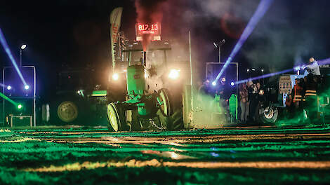 Ben Erlingen heeft na nog geen 20 meter de vlam al op de pijp van de John Deere 4430. De hele baan is kleurig verlicht, zodat het publiek de trekkers goed kan zien.