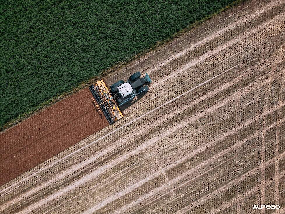 De TYSON opklapbare grondfrees is uitgerust met een rotor met horizontale as voor optimale verkruimeling van de grond en het mengen van gras en andere gewasresten, en is zelfs geschikt voor gebruik op zware grond. De TYSON is geschikt voor tractoren to