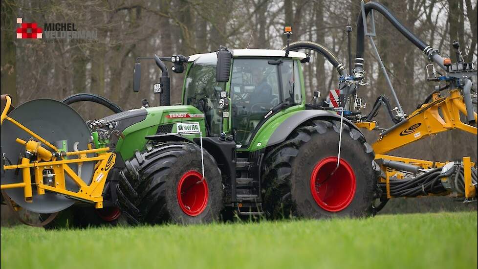 Loonbedrijf van Hal aan het sleepslangen met Fendt 728 op megadikke banden - 2025