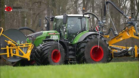 Loonbedrijf van Hal aan het sleepslangen met Fendt 728 op megadikke banden - 2025