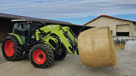 De Axos 3 is een nieuwe serie tussen de Arion 400 en Axos 200. Behalve voor licht veldwerk is hij ook bijzonder geschikt voor het werk met een voorlader.