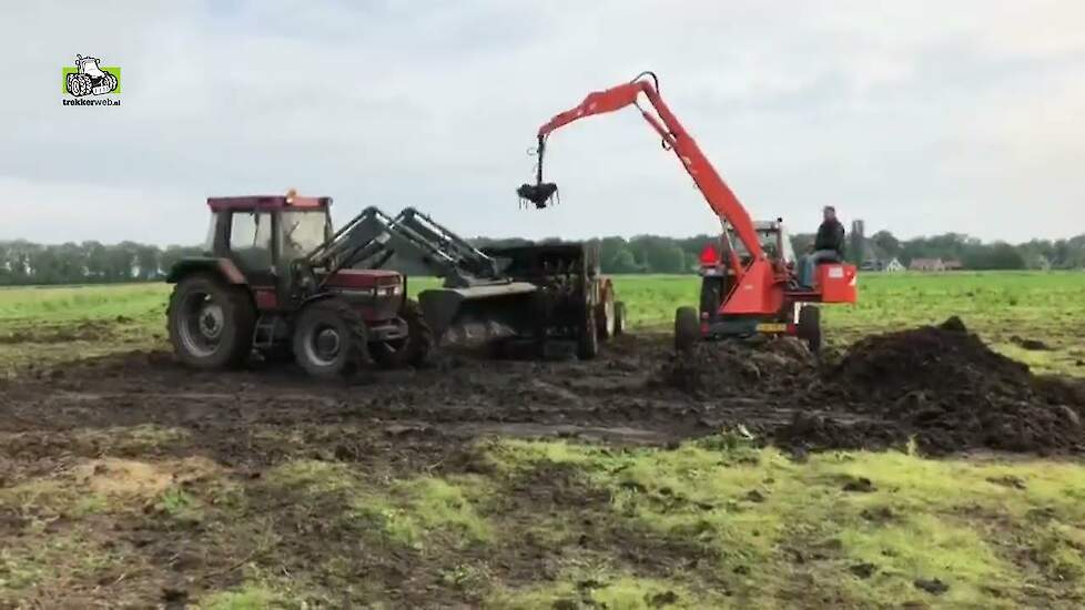 Buurman en Buurman aan het mest(knooien)strooien