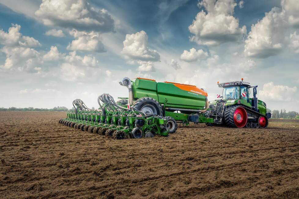 De getrokken precisiezaaimachine Precea-TCC van AMAZONE zet hoge standaarden op het gebied van precisie, efficiëntie en intuïtieve bediening.