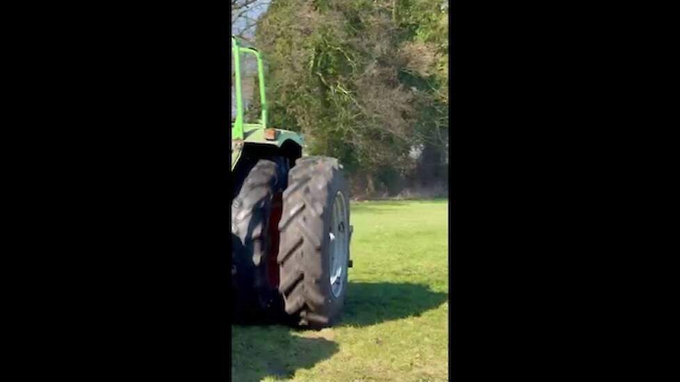 Land rollen met een oude Deutz 8006