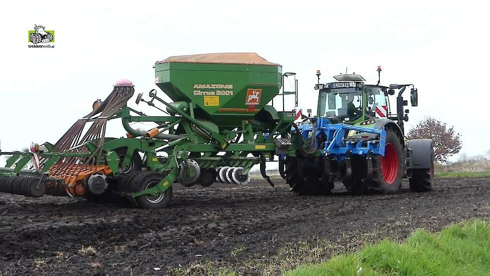 Fendt 724 Vario met getrokken Amazone Cirrus 3001 en een Rabe diepwoeler