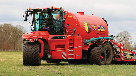 Bij Loonbedrijf De Weer draait een van de jubileummodellen. Het bedrijf was een van de eerste kopers van de driewieler uit Biervliet. In Bornerbroek draaien drie Vervaet-machines.