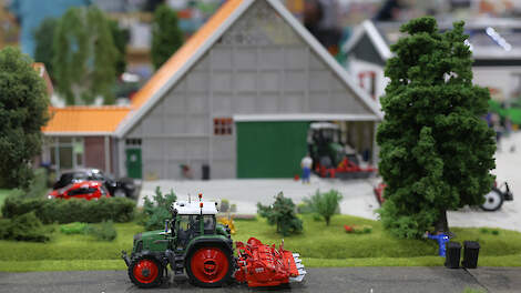 Je waant je bij dit diorama van Wander Wind in de Noordoostpolder, met een typische boerderij voor die omgeving.