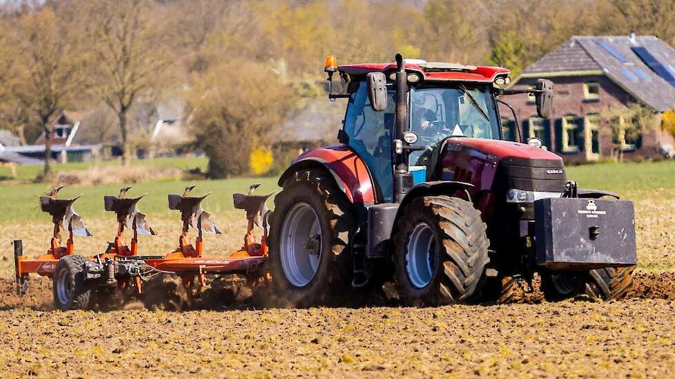 Ploegen met de Case-IH Puma 240 en Kuhn vijf-schaar wentelploeg