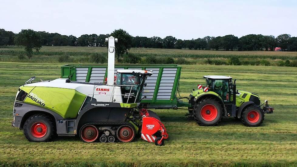 Claas Jaguar 40000 op Terra trac aan het grashakselen
