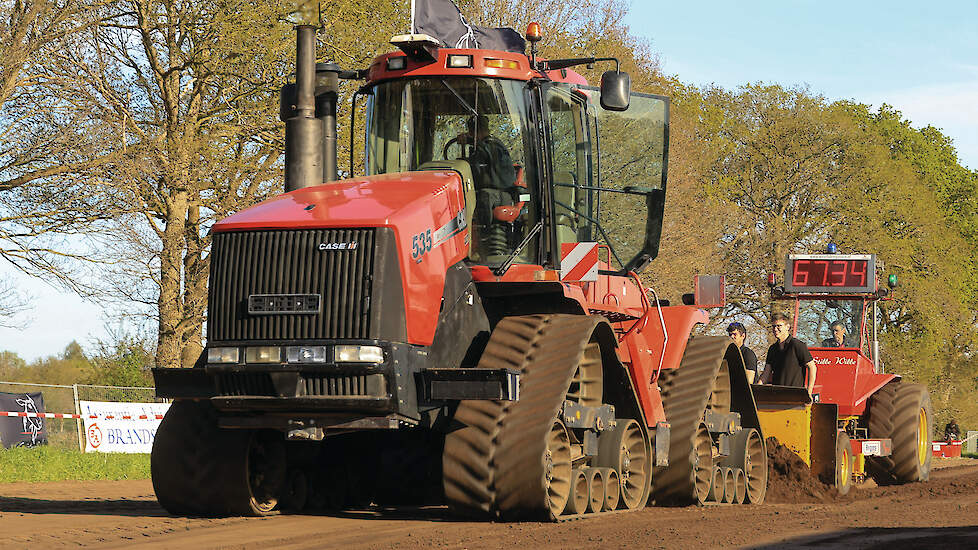 Tjalling Klein reed een paar demo’s met de Case IH Quadtrac 535 van akkerbouwer Van den Akker uit Boyl.