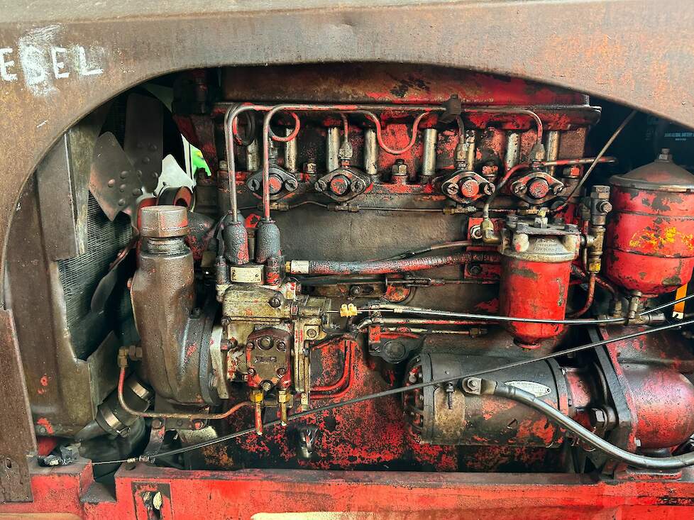 Nog een keer een foto van de Massey-Harris 44D maar nu van de motor. Dat is een 4-cilinder Continental diesel met als bijzonderheden dat de motor gestart wordt met een zogenoemde vlamstarter en dat de brandstofpomp een in licentie gebouwde Bosch is.