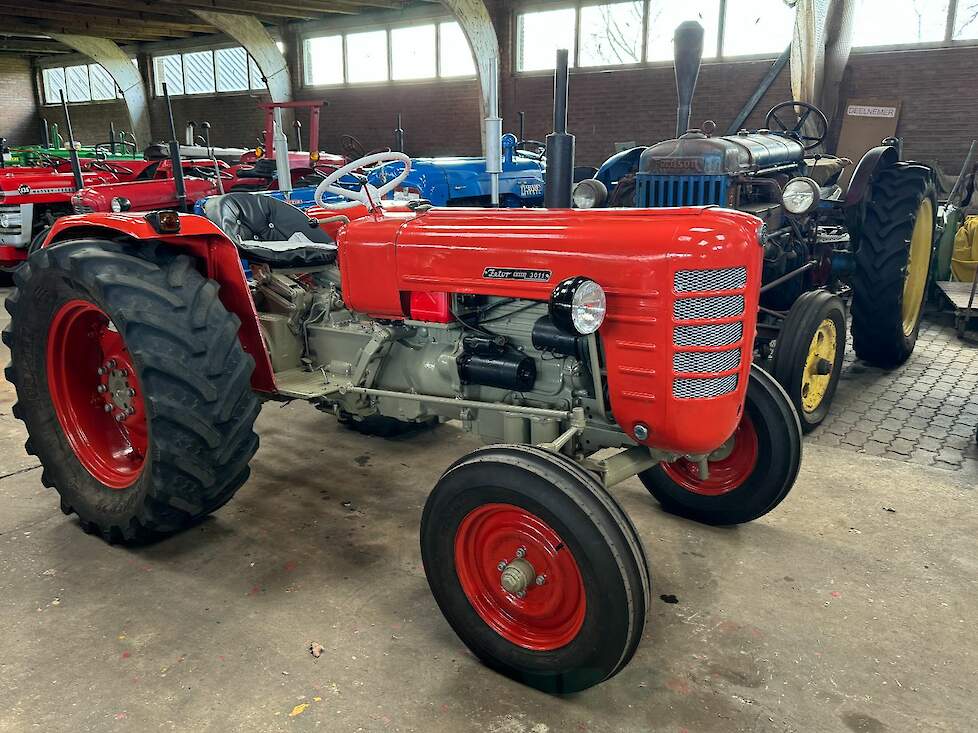 De Zetor 3011 heeft niet voor niets een centrale plek in de schuur. Zo’n zelfde trekker hebben ze vroeger thuis ook gehad.